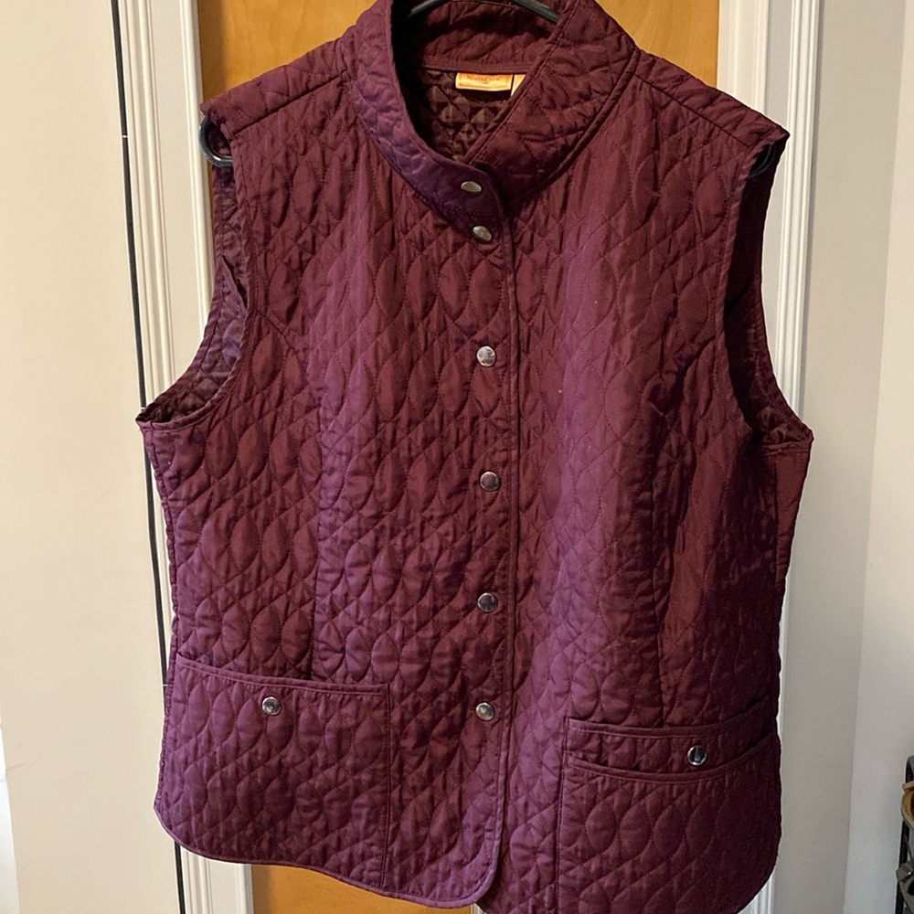 Women’s purple quilted vest with snaps and front pockets. Size XL